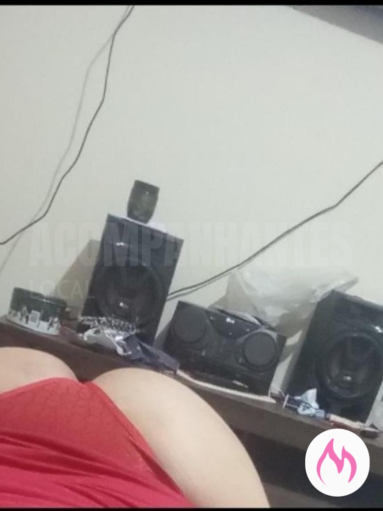 morena sedutora e curvilínea