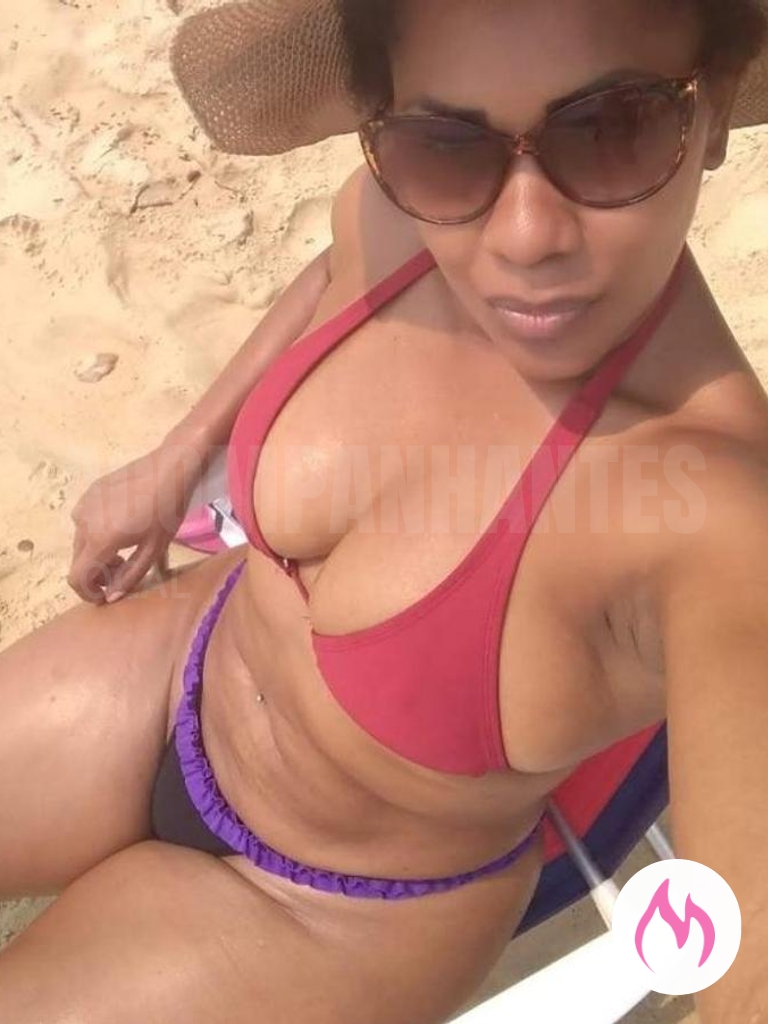 atraente negra bronzeada