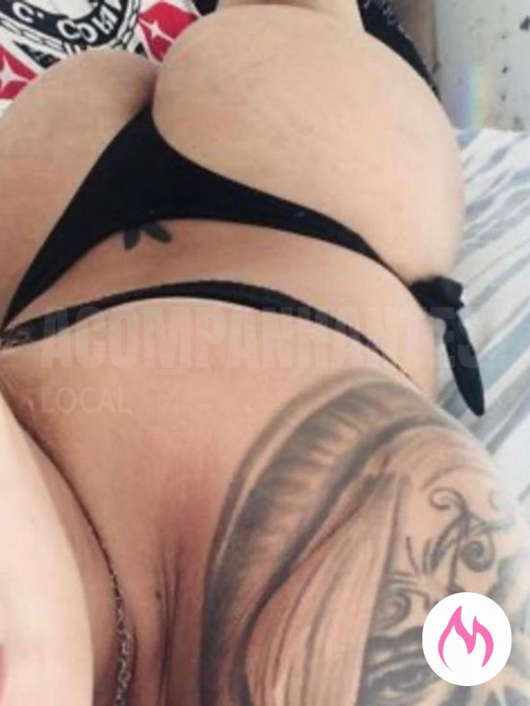loira sensual e tatuada