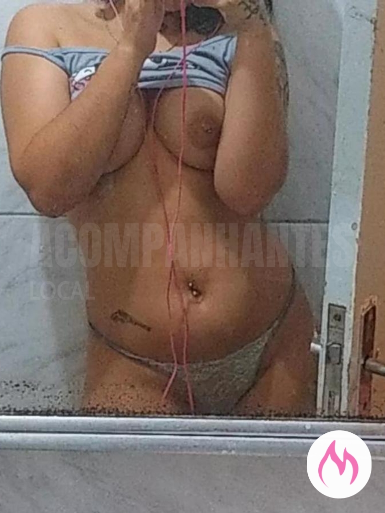 morena tatuada e sedutora