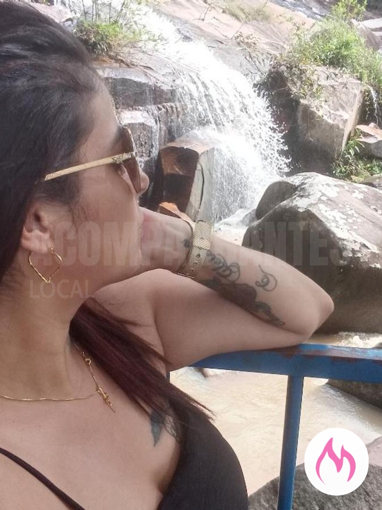 atraente acompanhante em luz