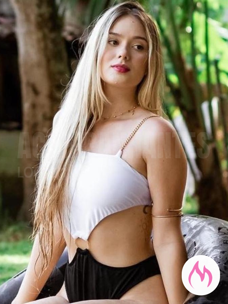atraente loirinha à disposição