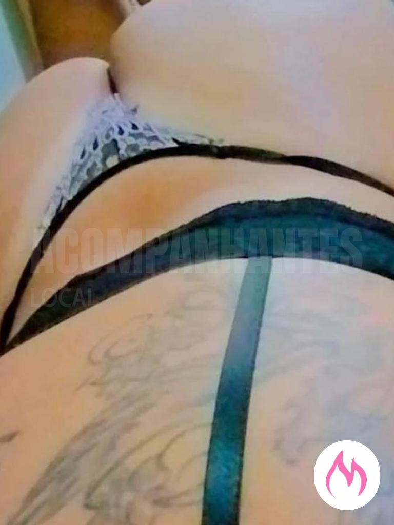 morena de corpo escultural