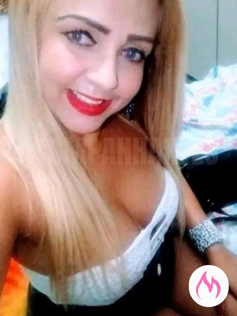 gata safada à sua espera