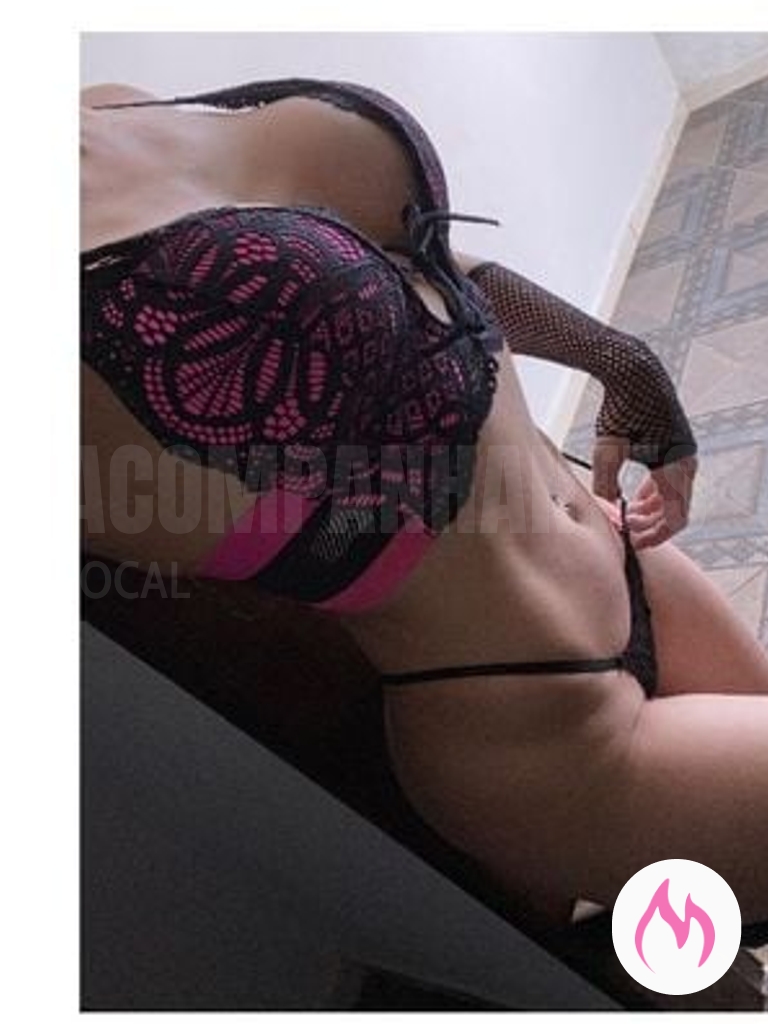 olá, me chamo larissa loira siliconada