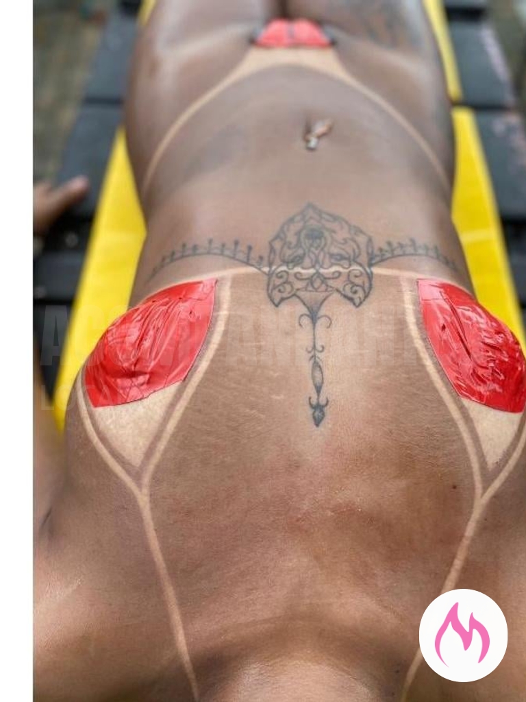 Perfil de morena tatuada sedutora