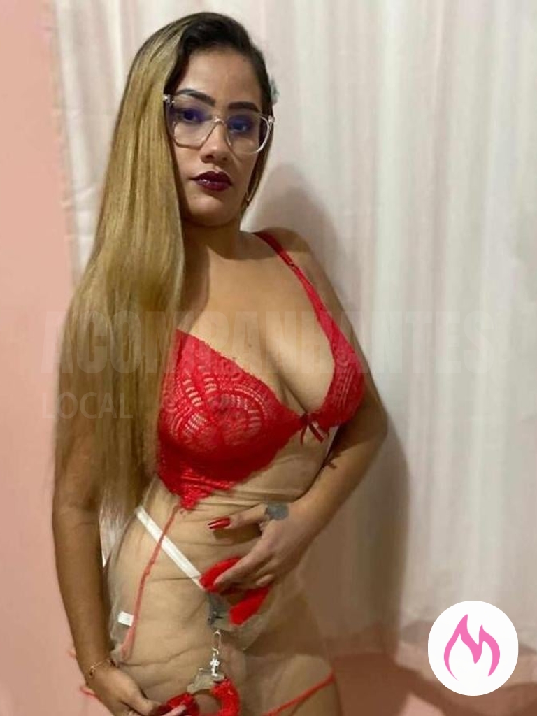 loira sensual à sua porta