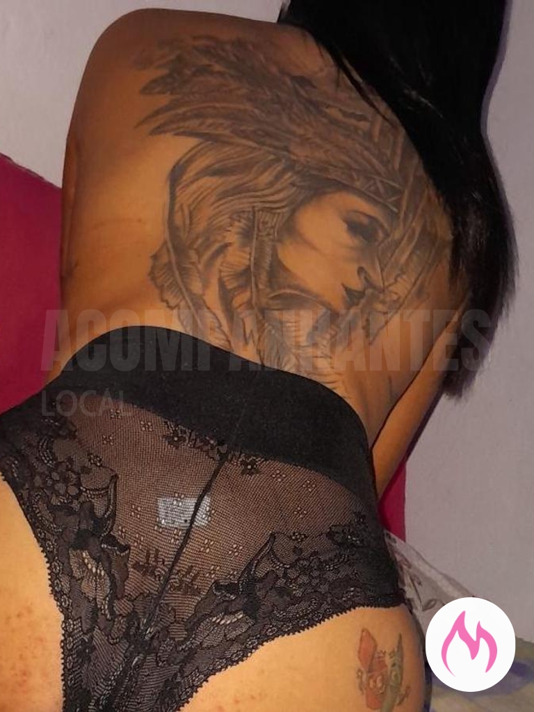 morena tatuada e sensual