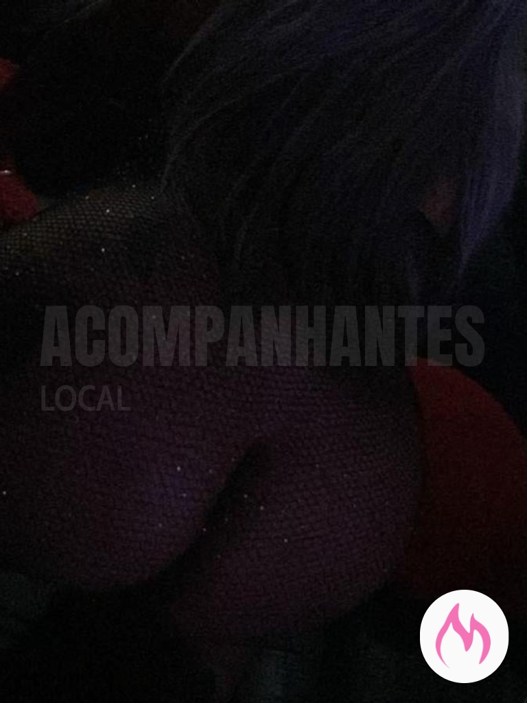 loira tatuada sensual
