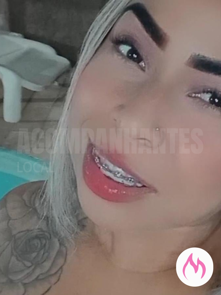 loira tatuada sensual